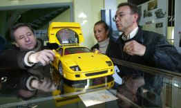 Jean TODT s‘intéresse à la F40 à Charade.